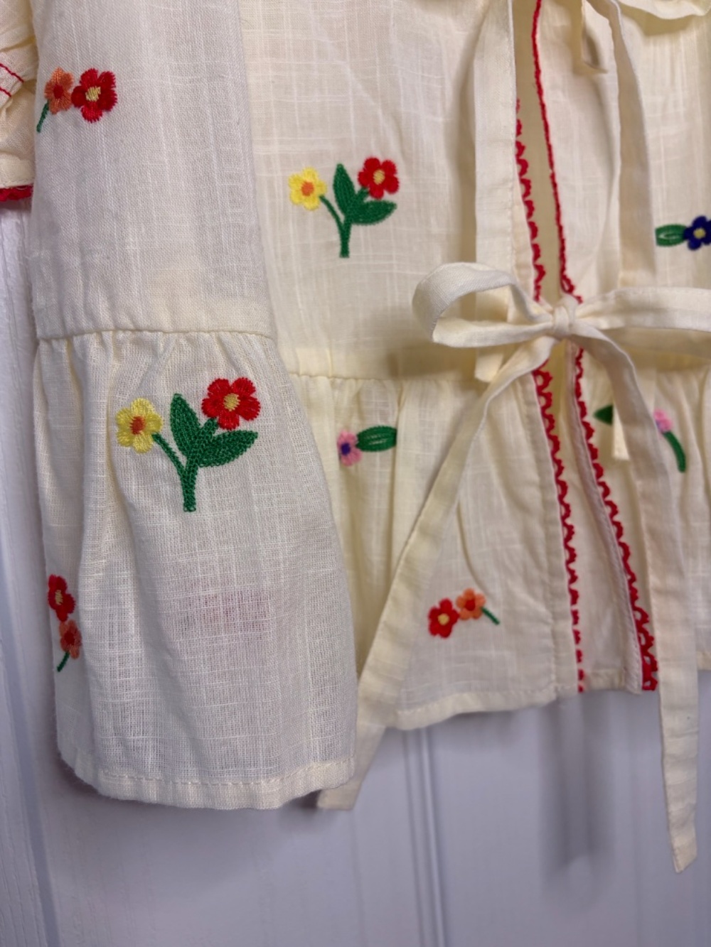 Women's AVARA Tie-Front Peplum Top with Colorful Flower Embroidery Size S NWT - Picture 7 of 13